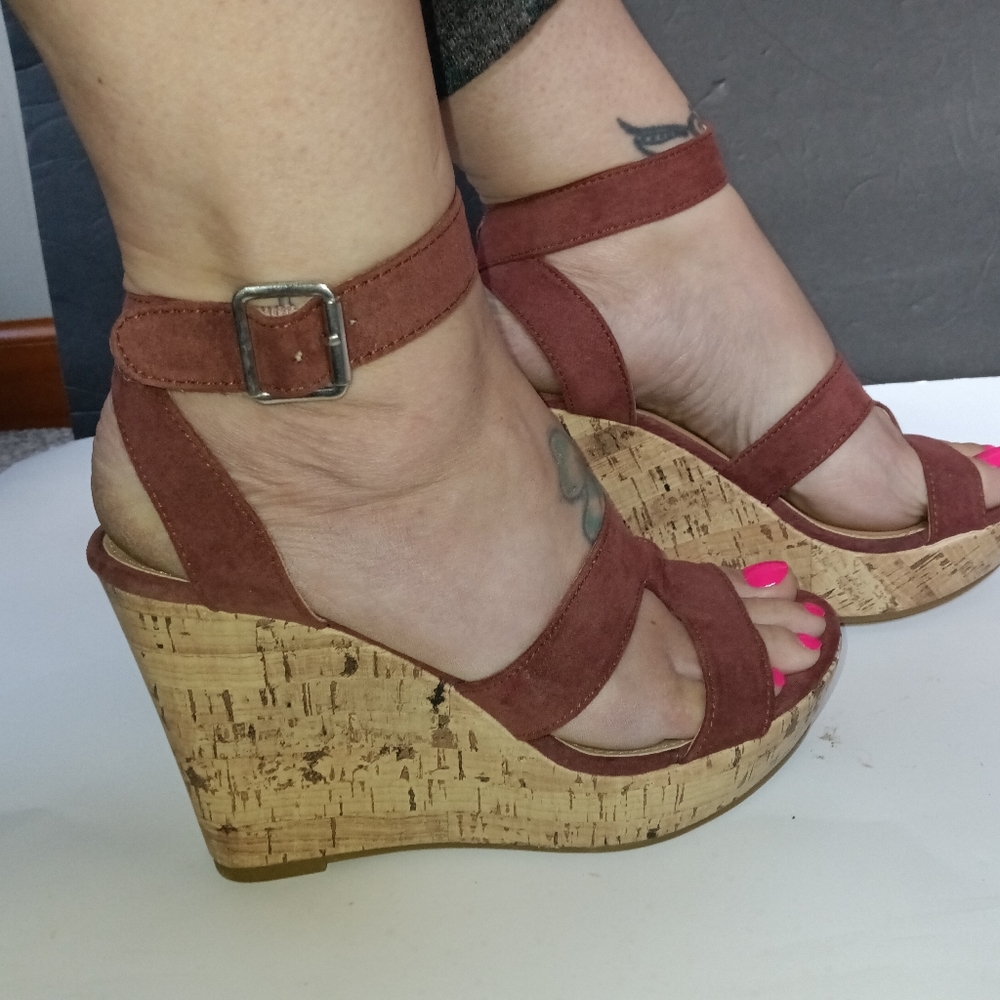 Size 7 wedge style sandals
